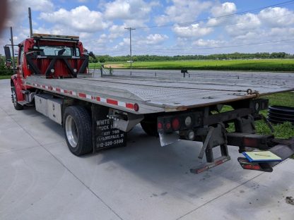 2005 Freightliner Rollback - Image 2