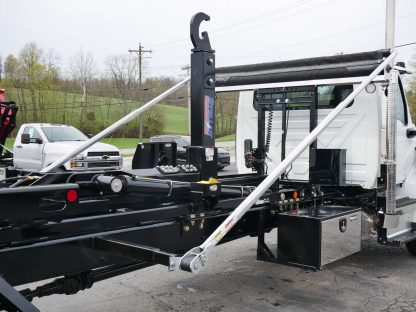2023 International MV607 - Stellar Slider 34 Hooklift - Image 7